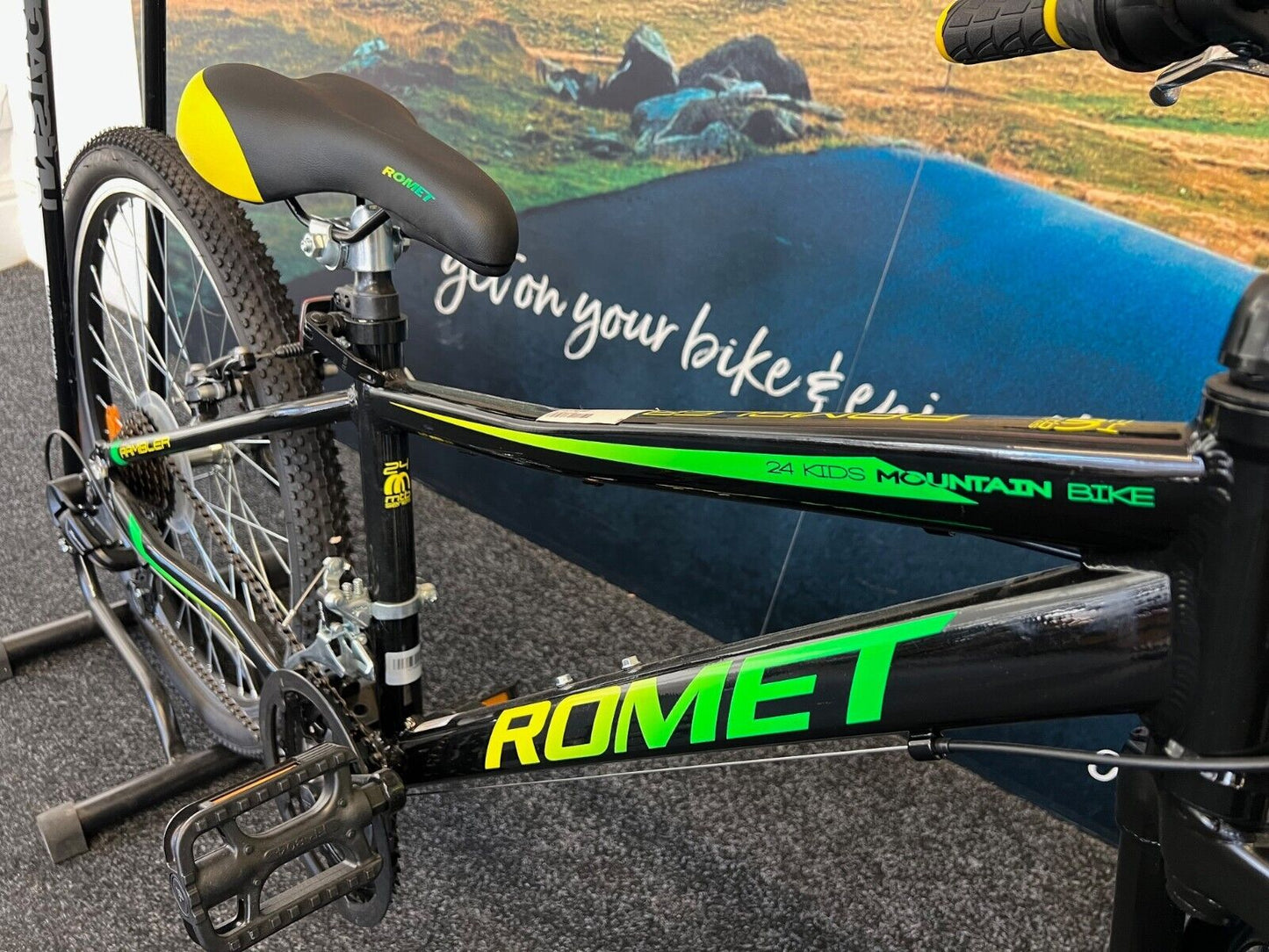 Romet Rambler 24" Children's Bike. Black & Green, 21 Speed
